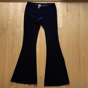 ♻️DONATED DEC. 2023♻️ 
Pull on blue velvet flare leg pants size Small runs Large
